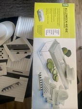 TCM Allzweck-Reibe,6 auswechselbare Einsätze & Praktische Auffangschale m.Deckel