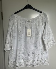 schöne Sommerbluse mit Spitze