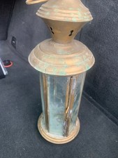 Eine alte Messinglaterne mit