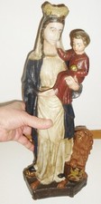 Große alte Heiligenfigur