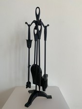 Kaminbesteck handgefertigt aus britischem Stahl, schwarz, fünfteilig. H 64 cm