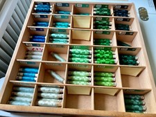 2. Gütermann 100 % Seide Nähgarn Faden je 50 Meter auf Pappe Antik Grüntöne