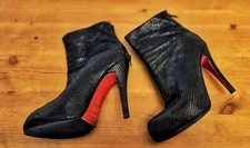Original Christian Louboutin Stiefeletten Schlangenoptik Schwarz