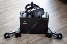 HTC Vive VR Komplett Set inkl. Audio Deluxe Update & div. Zubehör