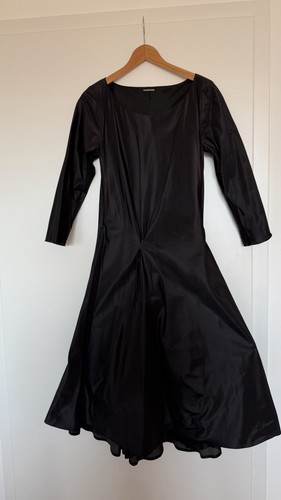 Schwarzes damenkleid mit - schwarzes,