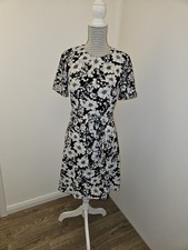 Neues geblümtes Kleid von