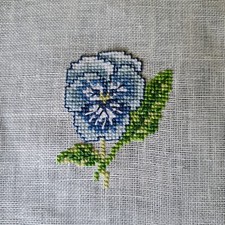 Stiefmütterchen blau Stickbild Handarbeit LKE