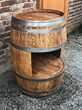 Weinfass-Bar, ganzes Fass, kleine Öffnung, rustikal