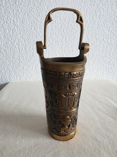 Bronzegefäß mit reliefdekor - bronzegefäß,