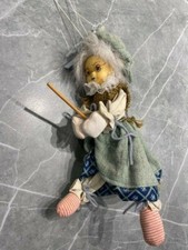 Hexenpuppe Porzellankopf hängend mit Flugbesen grün 