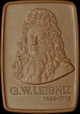 GOTTFRIED WILHELM LEIBNIZ: DDR Porzellan-Medaille, braun. G. W. LEIBNIZ.