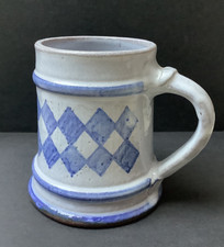 Gebrannter Tonkrug mit blauer