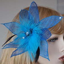 Fascinator Haarschmuck Ansteckblume Federn TÜRKIS BLAU Haarclip Brosche Sinamay