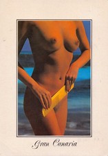 nackte Frau mit großem Kamm