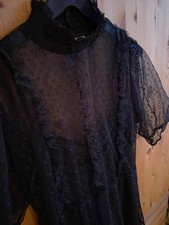 Schwarzes Spitzenkleid -