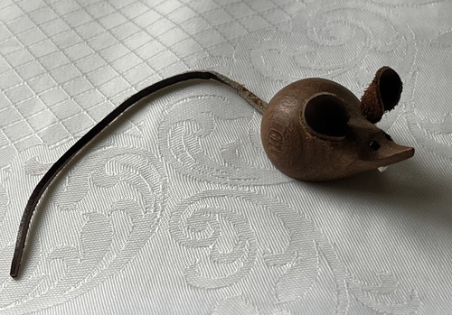 Handgeschnitzte maus aus holz - aus,