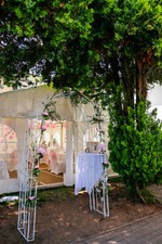 Rosenbogen in weiß Hochzeitdeko Gartendekoration