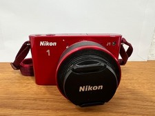 Nikon 1 J1  - ROT - Digitalkamera - mit NIKKOR VR 10-30mm Objektiv