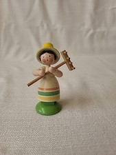 Gärtnerin mit Harke