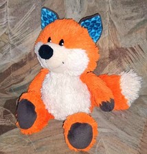 Nici Fuchs mit blauen Blatt