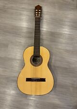 Gitarre mit Fußbank und