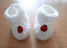 gehäkelte Baby-Schuhe,  weiß mit Marienkäfer aus Holz, Handarbeit