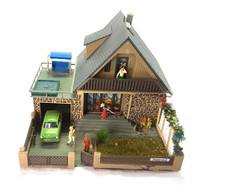 Diorama HO?Auhagen Eigenheim ?Finkenaue Garage Auto Pool Trabi Schieferdach