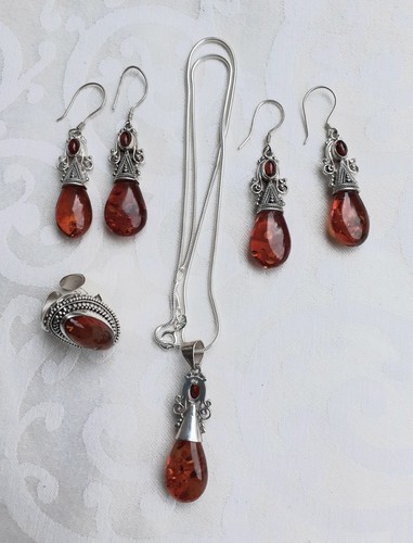 Schmuck mehrteilig bestehen