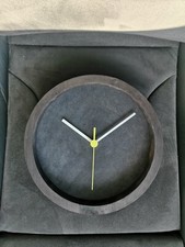 Alcantara Wanduhr Holz schwarz 22cm minimalistisch Bauhaus Handarbeit