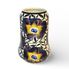 Schramberg Majolika Vase Handgemalt – Blumendekor Violett-Gelb, 1950er/60er Jahr