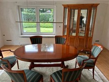 EXCLUSIVE - Esstisch mit Stühlen -ausziehbar -sowie Vitrinenschrank 