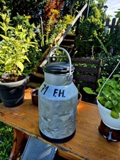 Rustikale Antike Milchkanne