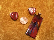 EMAILLE auf METALL, OHR - CLIPS und ANHÄNGER, klein aber fein, um 1974, 3 Teile