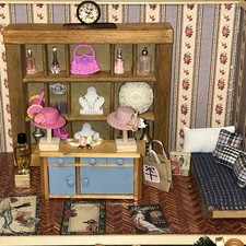 Unikat: Puppenhaus Puppenstube Kaufladen Modegeschäft Taschen Hüte Zubehör Regal