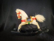 Antikes Holzspielzeug – Handgeschnitztes Schaukelpferd mit echtem Fell