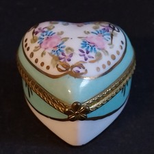 Schöne kleine Porzellan Deckeldose handbemalt Lettin Messingmontierung