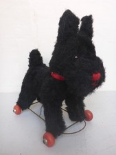 altes Spielzeug alter Hund auf Rädern vmtl. Holzwolle 23 cm DDR? Ziehtier