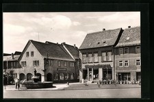 Ansichtskarte Kölleda /Kr. Sömmerda, Markt mit Geschäften und Brunnen 1965 