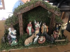 weihnachtskrippe mit figuren