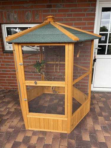 Voliere aus holz mit viel - voliere,