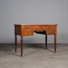 eleganter Schreibtisch im