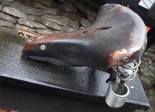 großer ur alter ledersattel