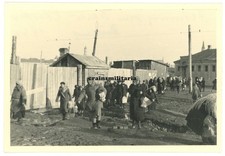Orig. Foto Strassenszene Bevölkerung Frauen bei Markt in CHARKOW Ukraine 1942
