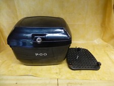 Topcase blau von PGO mit Halteplatte und Rückenpolster.  Es gibt keinen Schlüsse