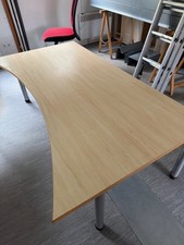 Hochwertiger höhenverstellbarer Schreibtisch mit kleinen Gebrauchsspuren. 