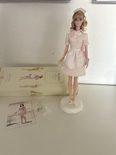 Barbie Silkstone Waitress Mit