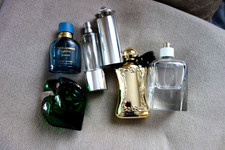 5 Parfüm-Flaschen und Flacons