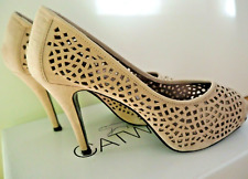 Victoria Delef, Pumps, Peep Toe, beige, durchlöcherte Optik, Gr. 39