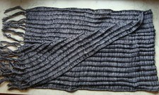 Edle Stola weitmaschig gestrickt aus weicher schwarzer und silbergrauer Wolle