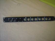 1 HE U Rackblende gebohrt f. 12 XLR D Typ - bestückt 2 XLR + 2 Speakon + 8 Cinch